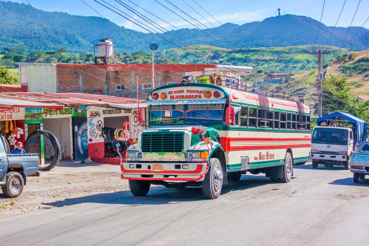 Nicaragua: Niño muere al caer por el hueco de un bus