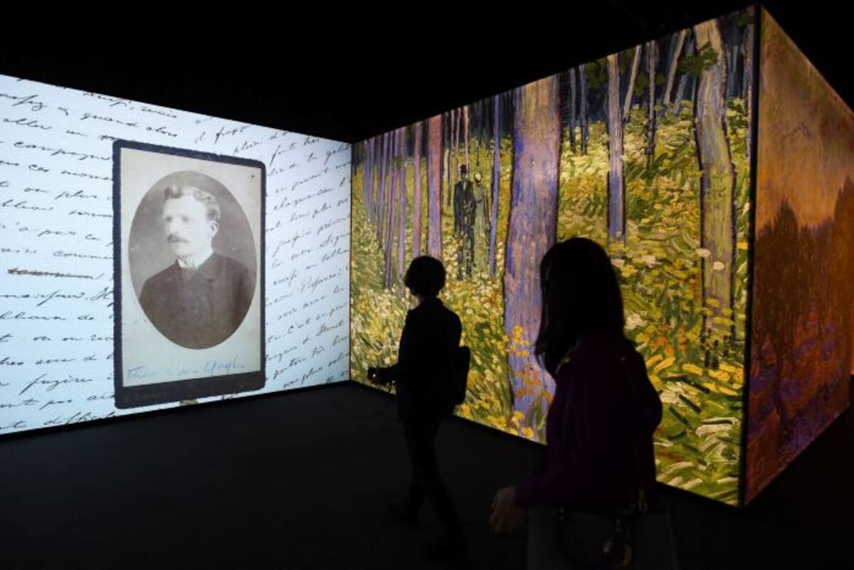 Visitantes caminando por la exhibición de la vida de Van Gogh. AFP GREG BAKER