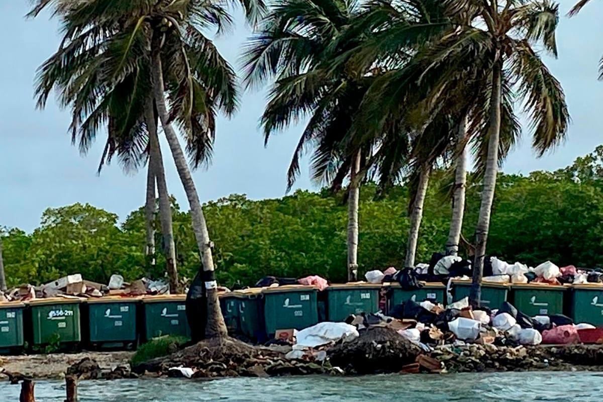Grave contaminación en Tintipán: “Las basuras nadan al lado de los bañistas”