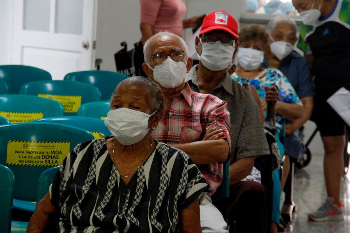 Adultos mayores, a atender llamadas para vacunación