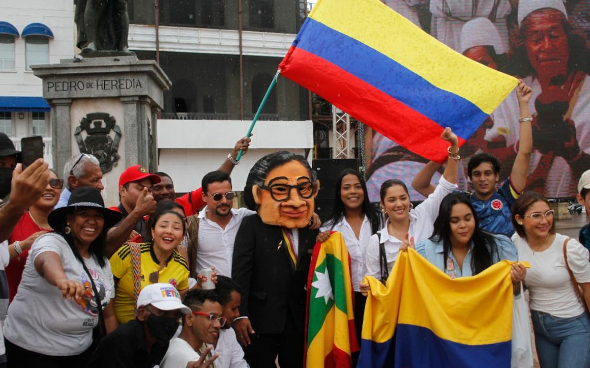 Varios se tomaron fotos con el ciudadano disfrazado de Petro. // Foto: Óscar Díaz - EU