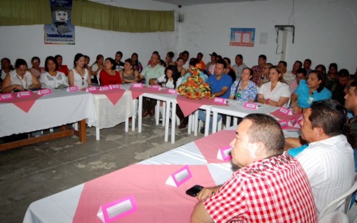 Mesa de trabajo en la institución educativa Altos del Rosario de Sincelejo. CORTESÍA: PRENSA ALCALDÍA