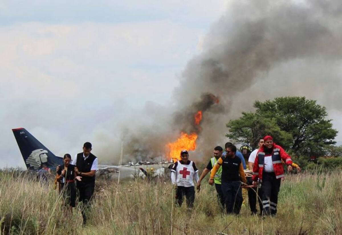Los sobrevivientes contaron que el avión, un Embraer 190, empezó a arder justo después de tocar tierra y deslizarse hasta detenerse. AP