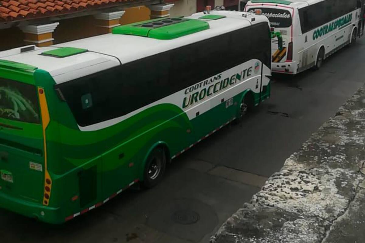 Polémica por parqueo de buses de turismo en el Centro Histórico