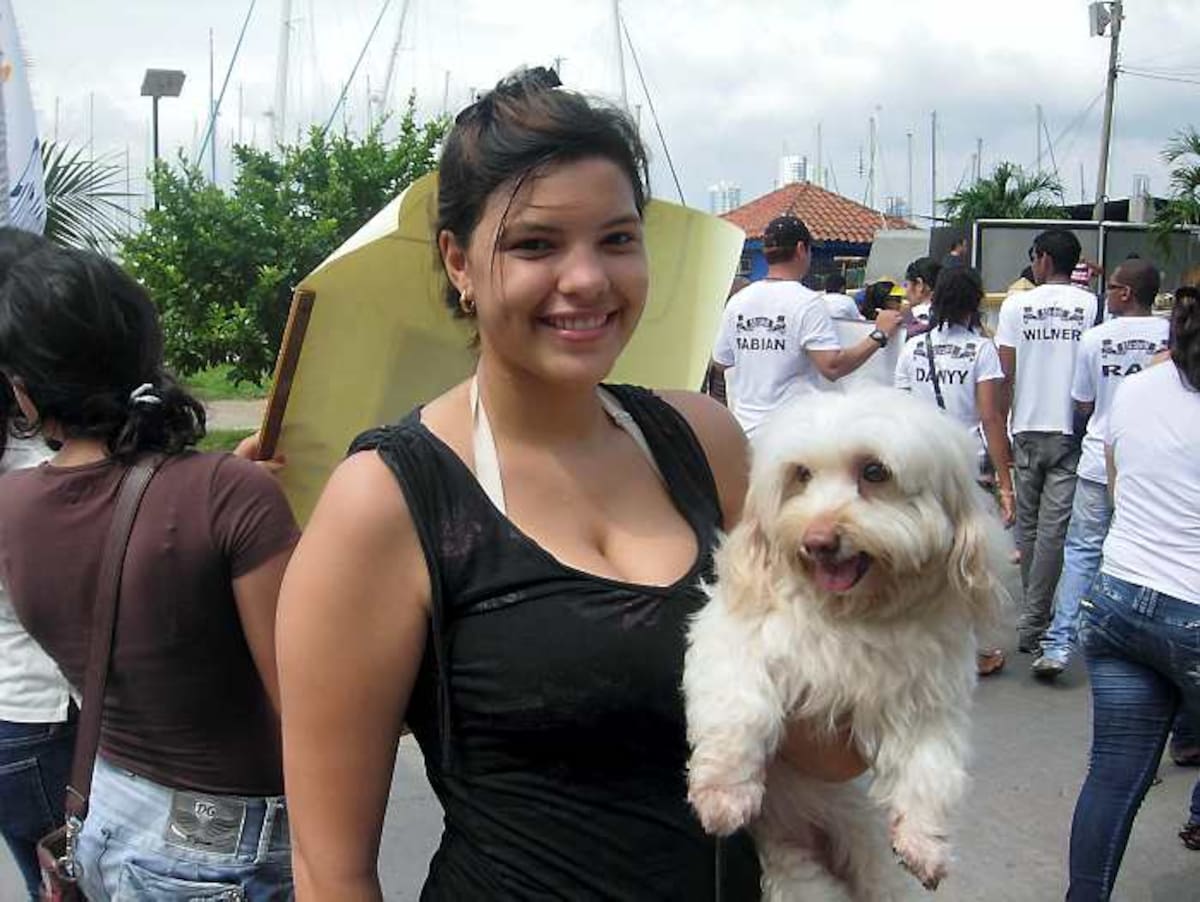 Isabela Jiménez y su mascota Luna.