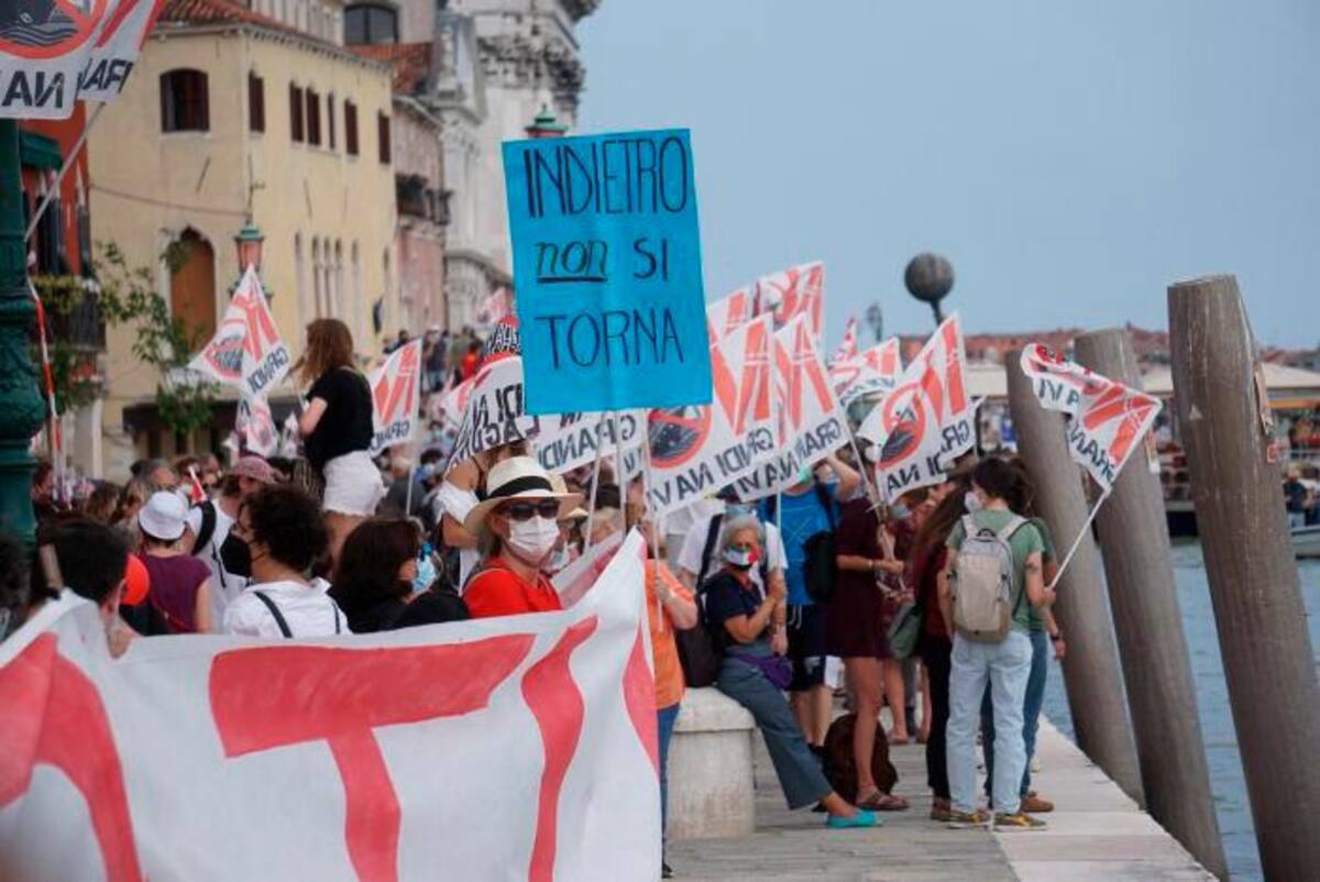 Cientos de manifestantes en tierra también protestaron contra el crucero. //EFE