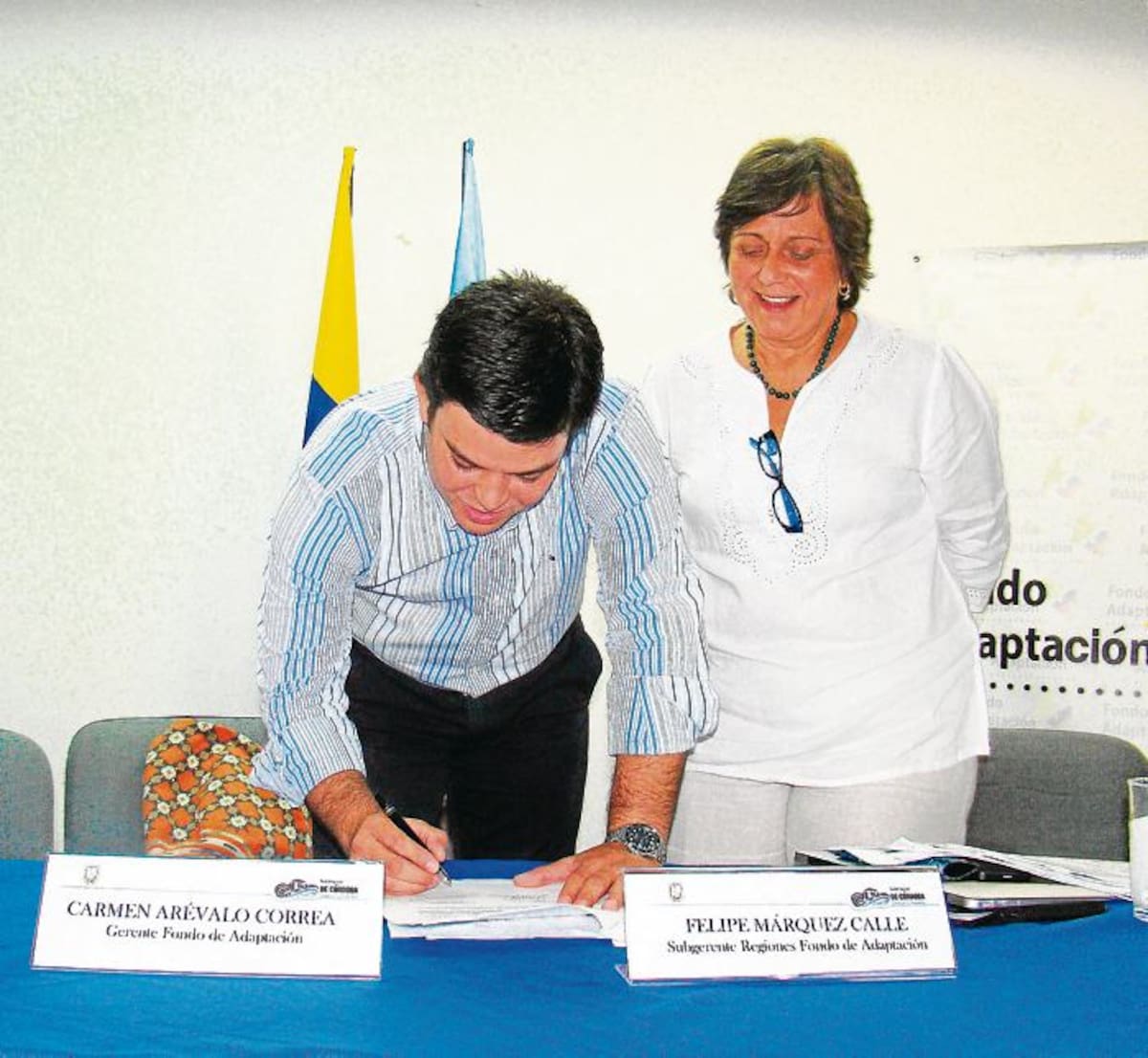 El gobernador Alejandro Lyons firmó el convenio con la directora del Fondo de Adaptación, Carmen Arévalo. El Universal