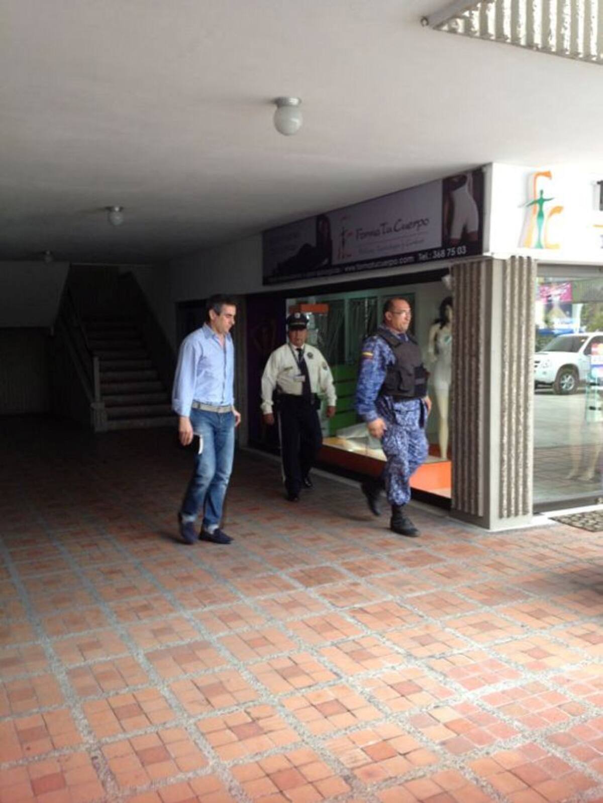 Guido Nule saliendo del Consulado de Italia. CORTESÍA