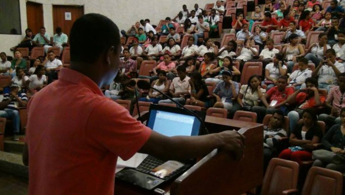 La conferencia central en el auditorio de la Universidad San Buenaventura fue realizada por el padre Dionisio Navarro. Cortesía