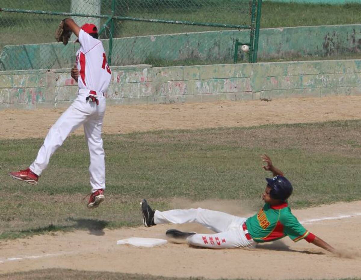 Excelentes jugadas se presentaron en el juego de ayer entre ambas novenas. Fotos: SATURNINO VÁSQUEZ