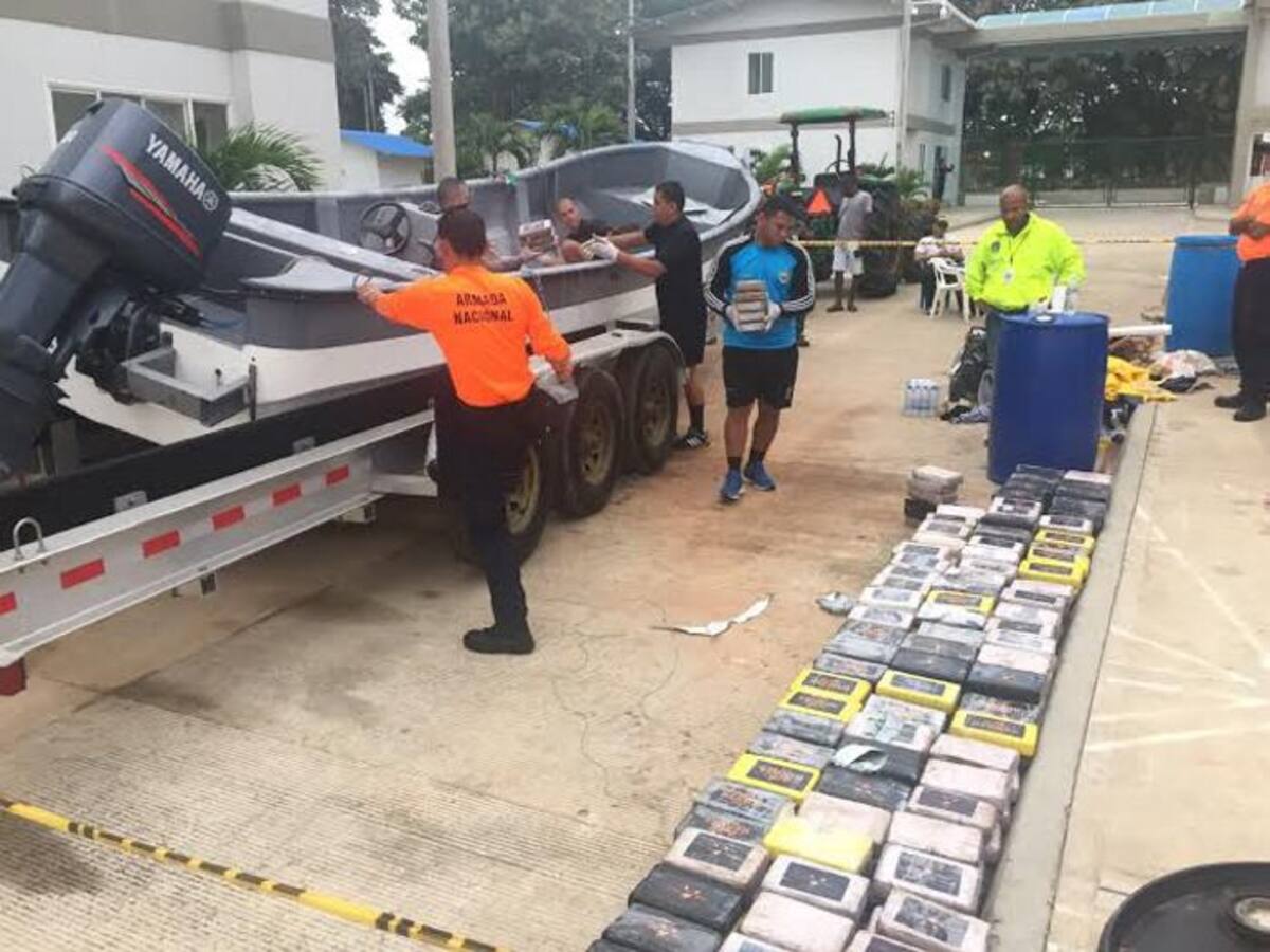 Personal de la Policía Antinarcóticos efectuó la Prueba Inicial Preliminar Homologada, Piph, dando positivo para clorhidrato de cocaína. Cortesía.