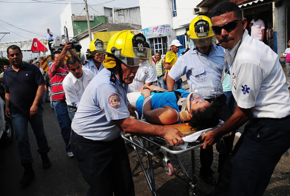 Lenis Maria Carranza Filo, mujer que según testigos cuando se vio a su marido con otra mujer se tiro del cuarto piso de un edificio. Calle 44 Carrera Carrera 40 Colprensa
