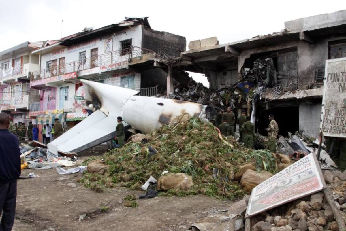 Las investigaciones preliminares encontraron que el avión volaba muy bajo después del despegue y pudo haberse golpeado contra un poste eléctrico. AP Khalil Senosi