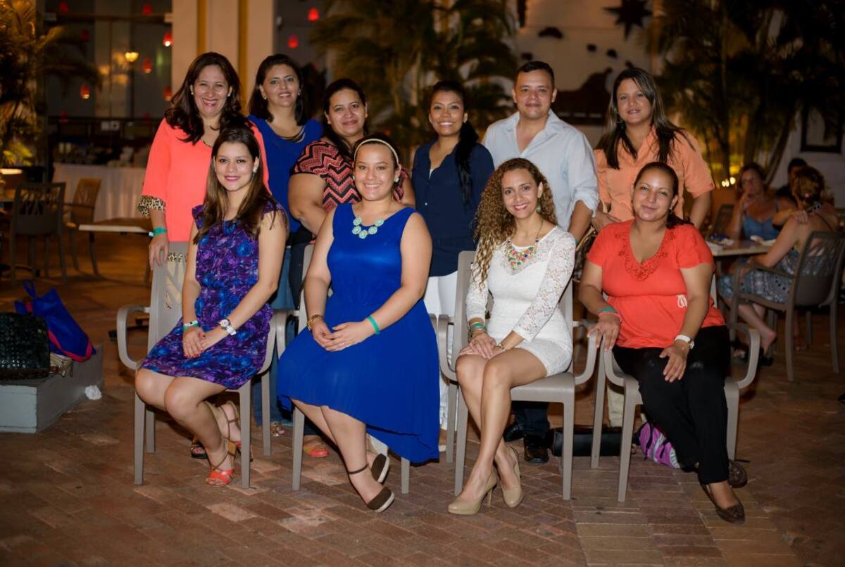 De pie: Lucy Lemus, Menjivar, Sandra Santamaría, Mirley Miranda, Erick González y Angélica Herrera; sentados: Denia Alvarado, Arianie Sánchez, Karla Sierra y Dennis Cetino.