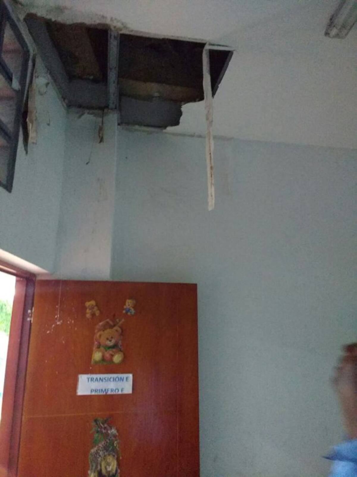 En la sede Niño Jesús de Las Gaviotas, las filtraciones de aguas lluvias desplomaron parte del cielo raso de un salón. CORTESÍA