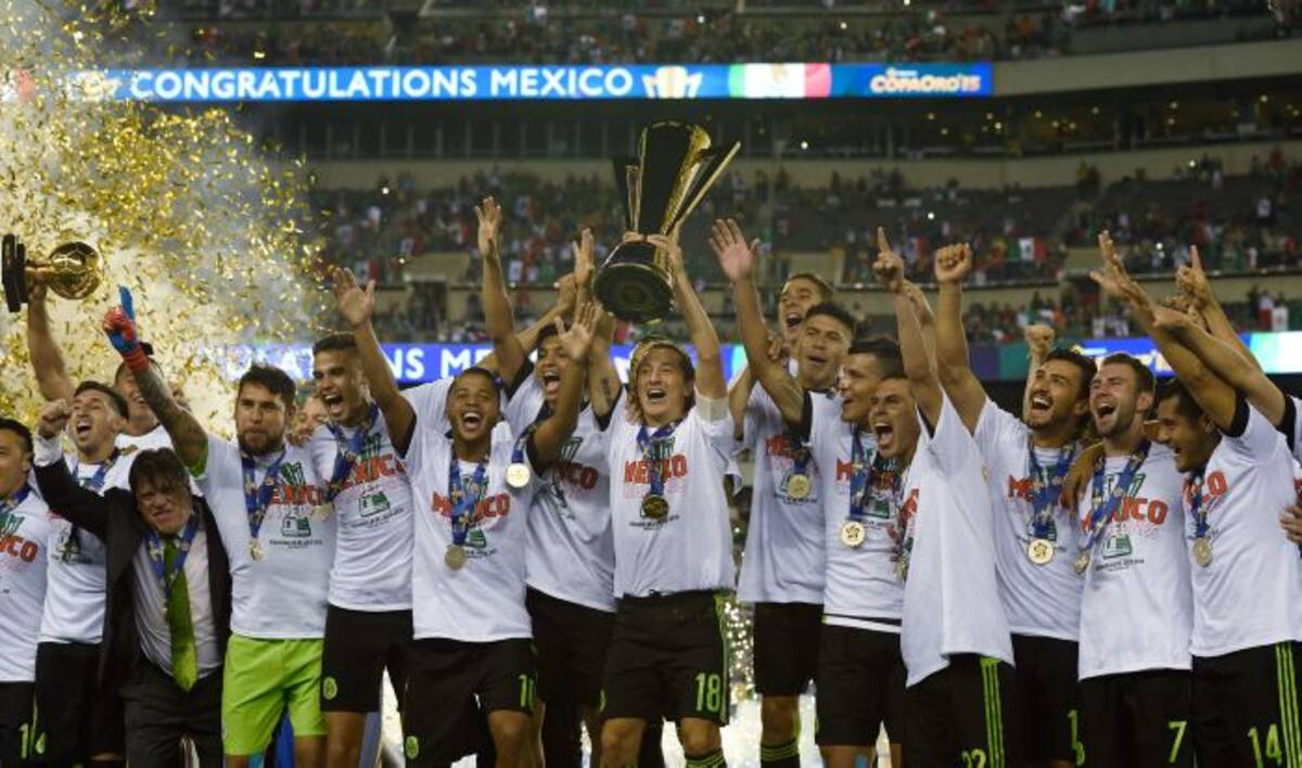 Jugadores mexicanos levantan el trofeo de la Copa de Oro. AFP DON EMMERT