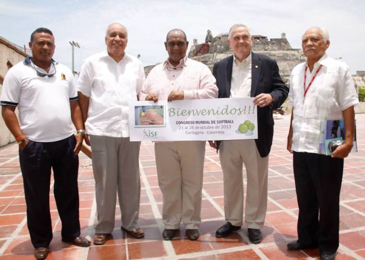 En su visita a El Universal, Jacinto Jiménez (traductor), Eduardo Sanjur (subdirector del Ider), Tony Morales (presidente de la Fedesóftbol), Don Porter (presidente de la Federación Internacional de Sóftbol) y Argemiro Bermúdez (expresidente de la liga de sóftbol de Bolívar). ZENIA VALDELAMAR /El Universal /