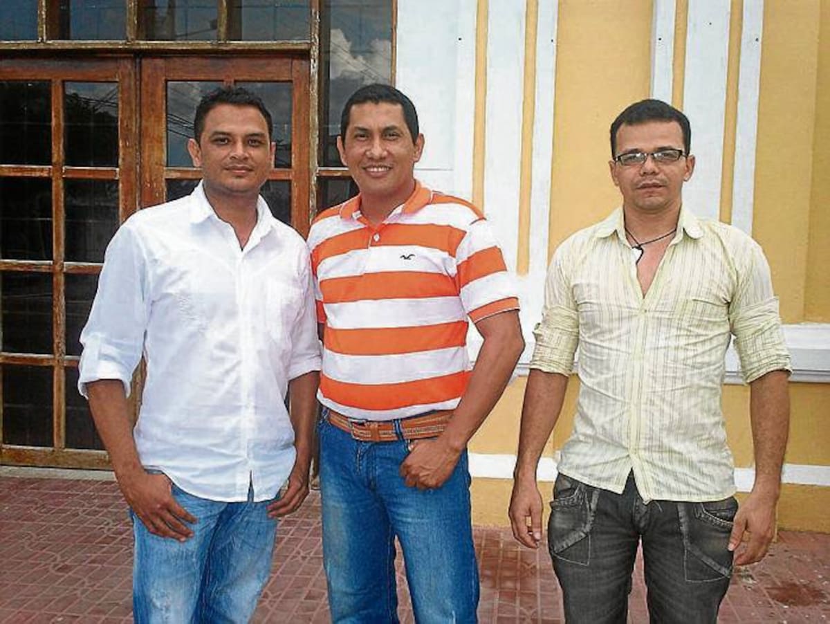 William López Durango y Tévinson Díaz Carmona junto al secretario de cultura, Waldino Paternina.