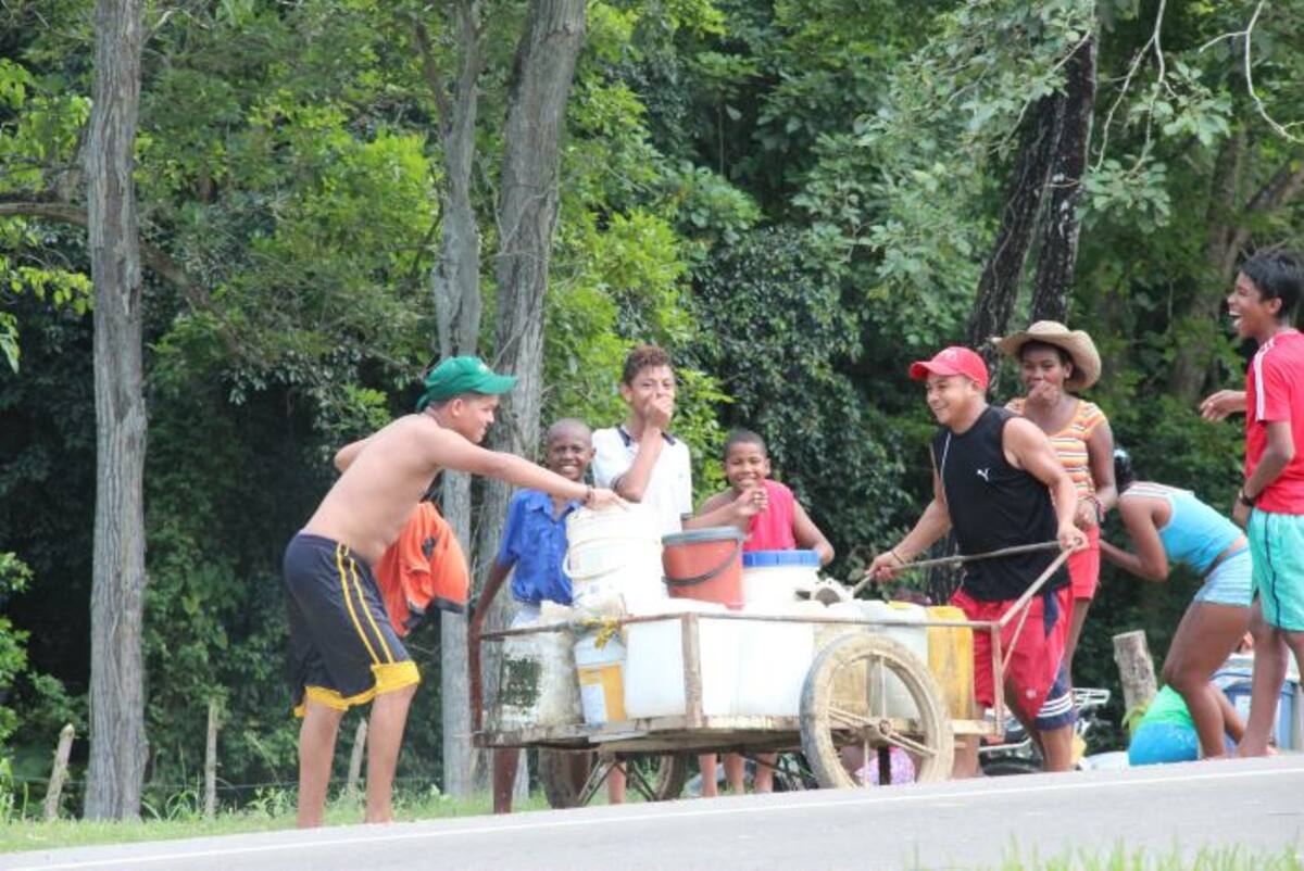 Con baldes y pimpinas las personas se abastecen con agua. Gabriel J. García G.