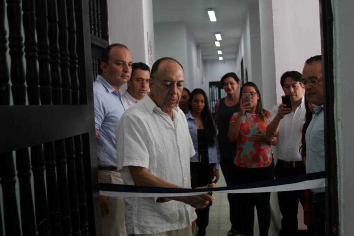 El sacerdote y rector Francisco Ríos al momento de cortar la cinta inaugural. Oscar Diaz Acosta