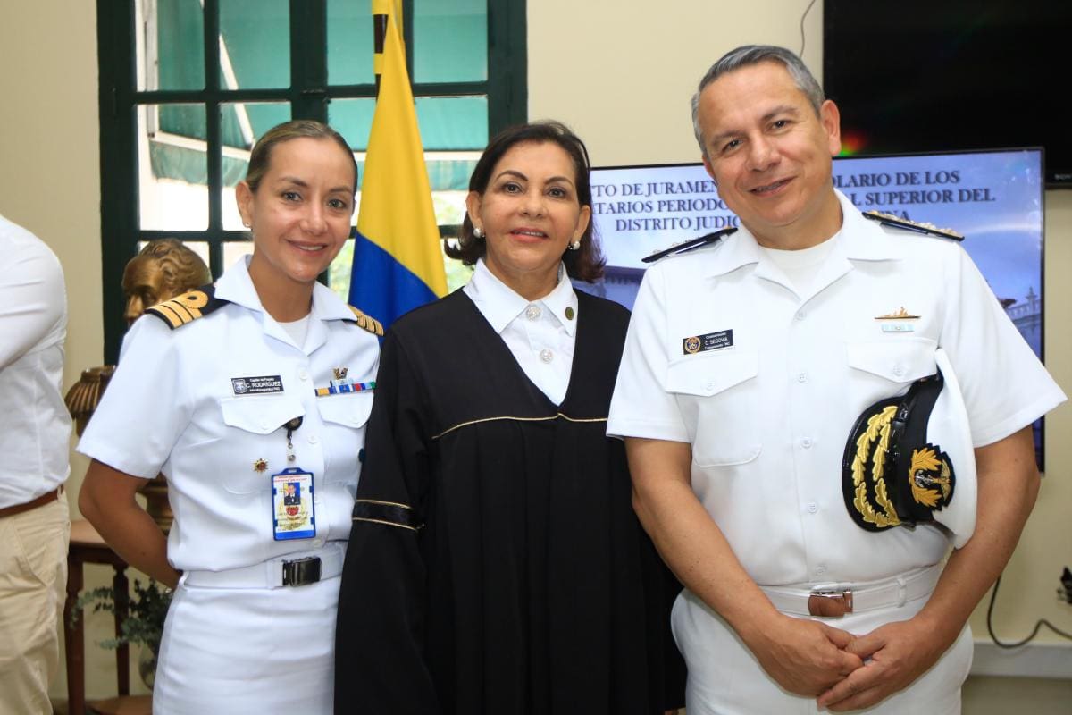 Claudia Marcela Rodríguez, la magistrada Margarita Márquez de Vivero y el contralmirante Camilo Segovia.