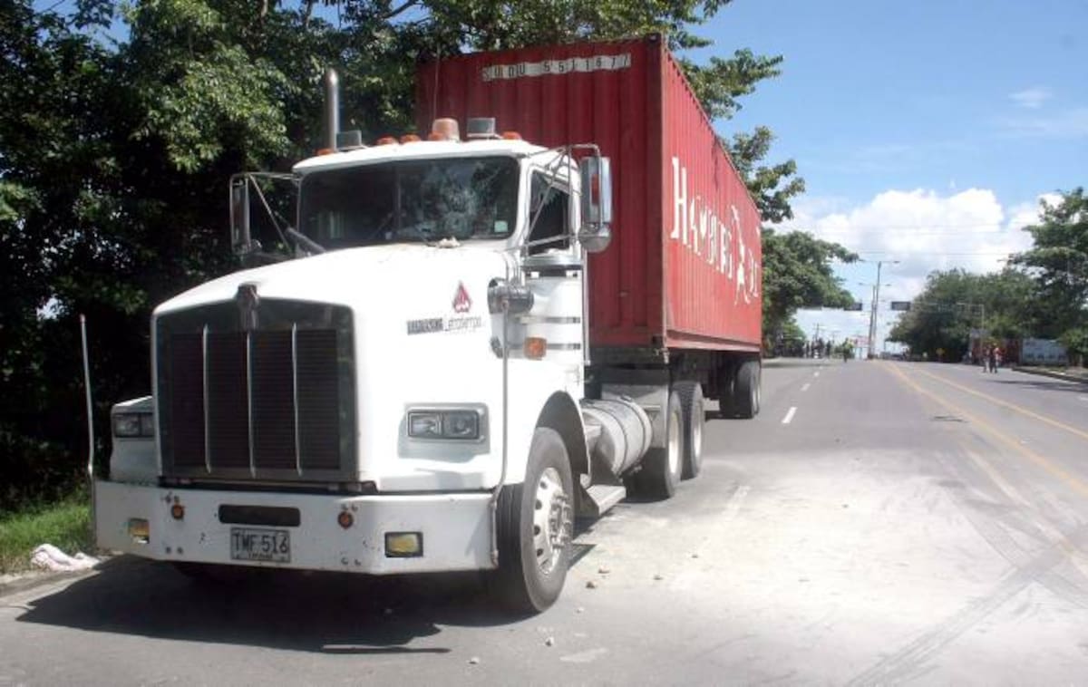 Tractomula involucrada en el accidente. SANTIAGO PÉREZ - EL UNIVERSAL -