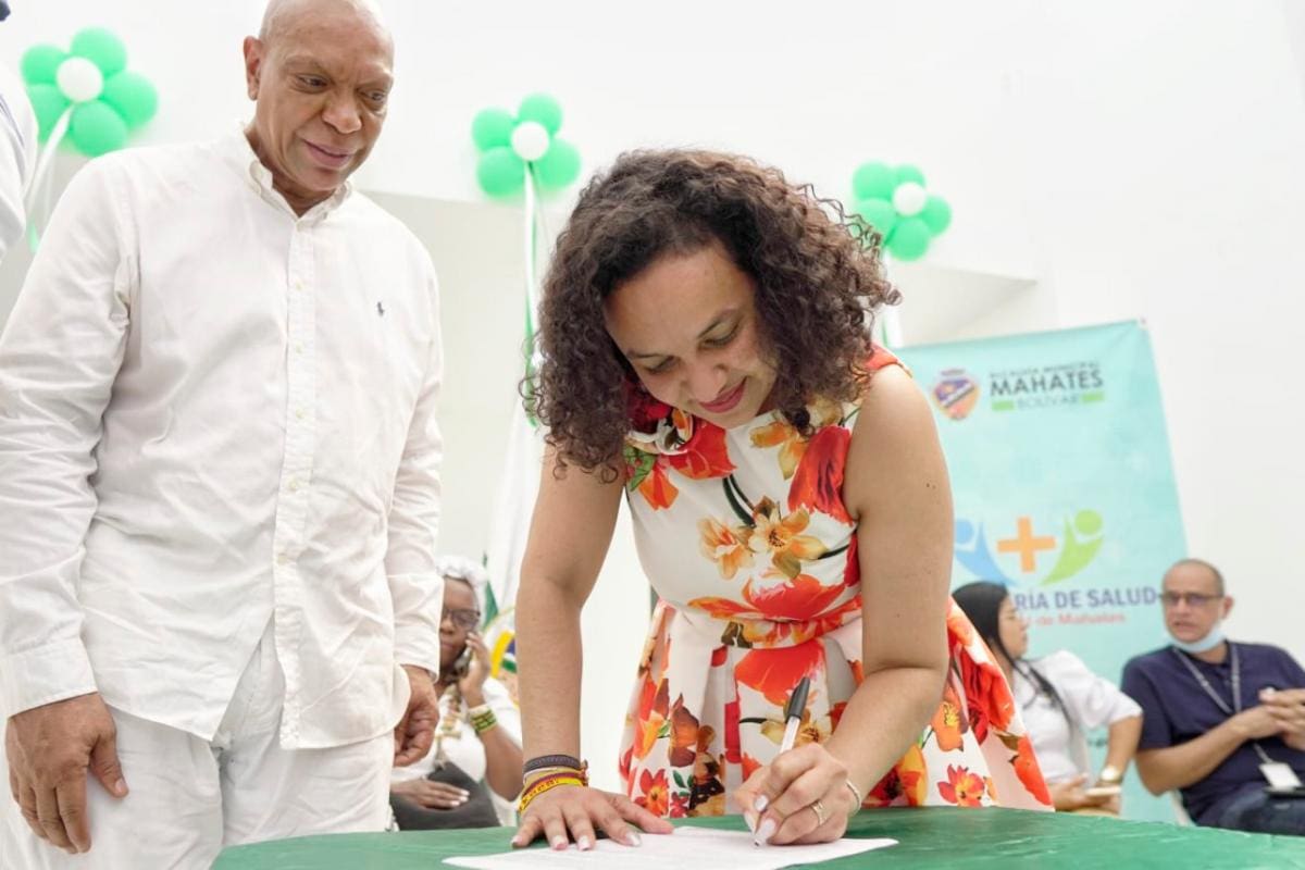 La subgerente de proyectos del Fondo Adaptación, Paola Miranda Morales y el alcalde de Mahates José Altahona.