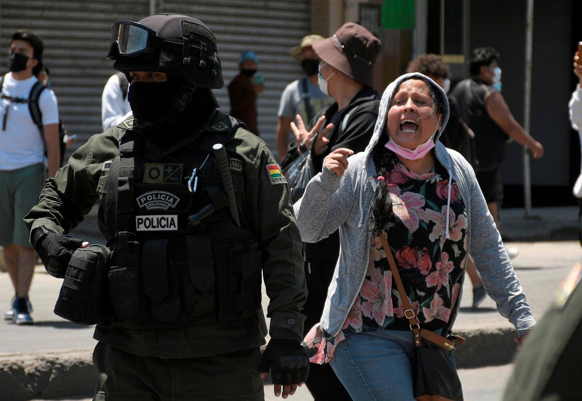 Una mujer opositora al gobierno del presidente de Bolivia, Luis Arce, protesta durante la primera jornada de paro indefinido hoy, en Cochabamba (Bolivia). //EFE