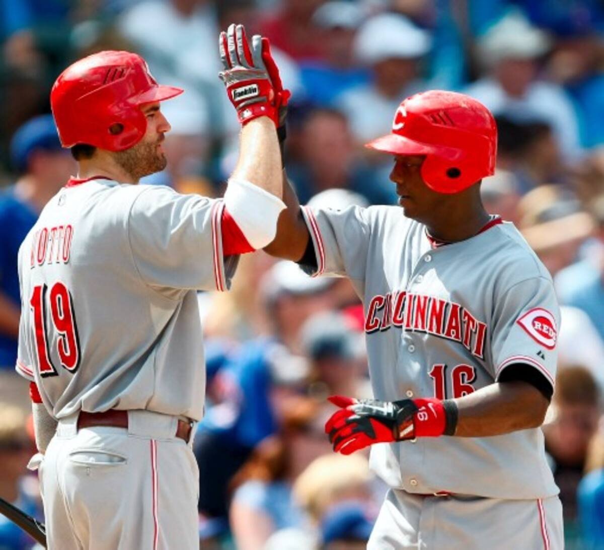 Édgar Rentería es saludado por su compañero Joey Votto luego de conectar jonrón con un compañero en la ruta.. AFP