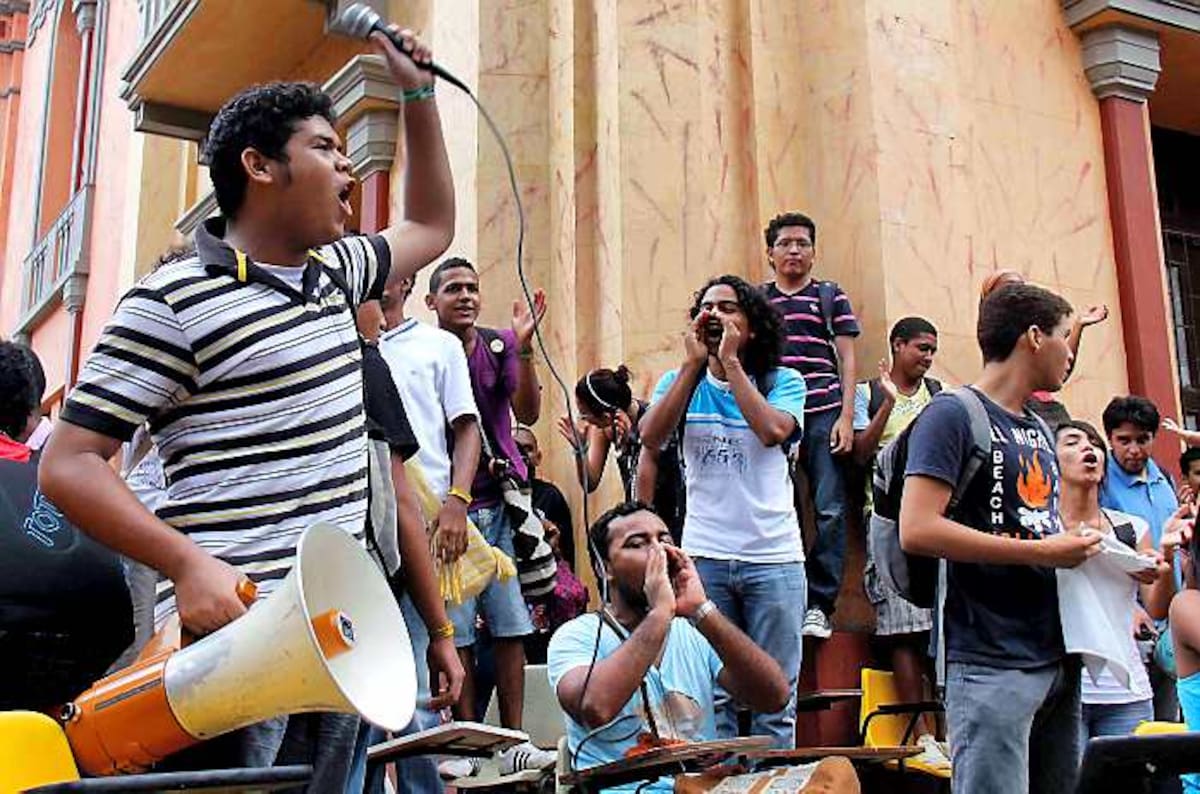 Los estudiantes aspiran a que se retire la propuesta de re-forma a la ley 30 de 1992 y se discuta otra reforma en la que participen todos los sectores universitarios Kailline Giraldo El Universal
