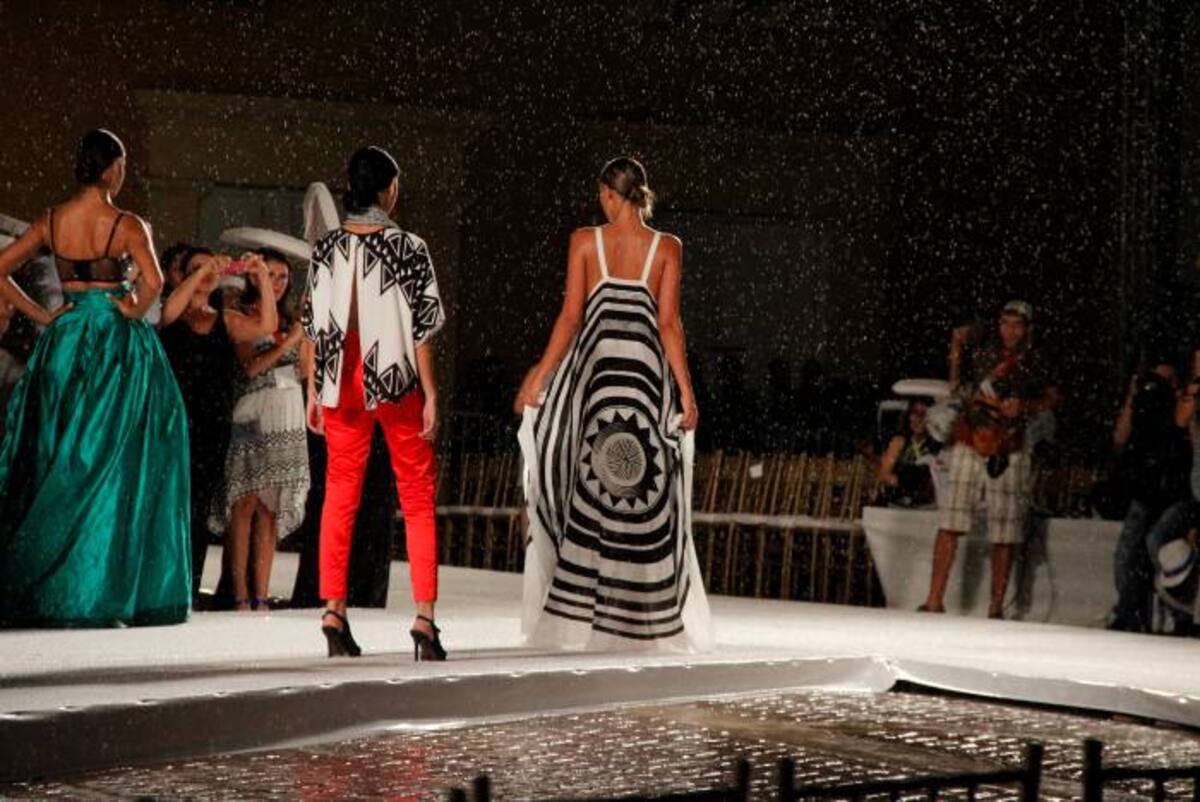 Los trajes que en un principio se ondeaban por el viento, terminaron pegados a la piel de las modelos mientras éstas atravesaban la pasarela. DANIELA BUELVAS- EL UNIVERSAL