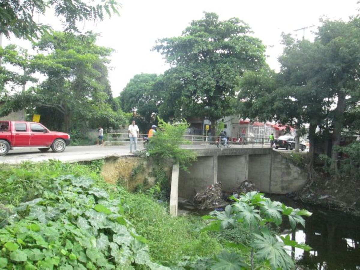 El puente carece de espacios para la movilidad de los transeúntes foto ruben dario alvarez