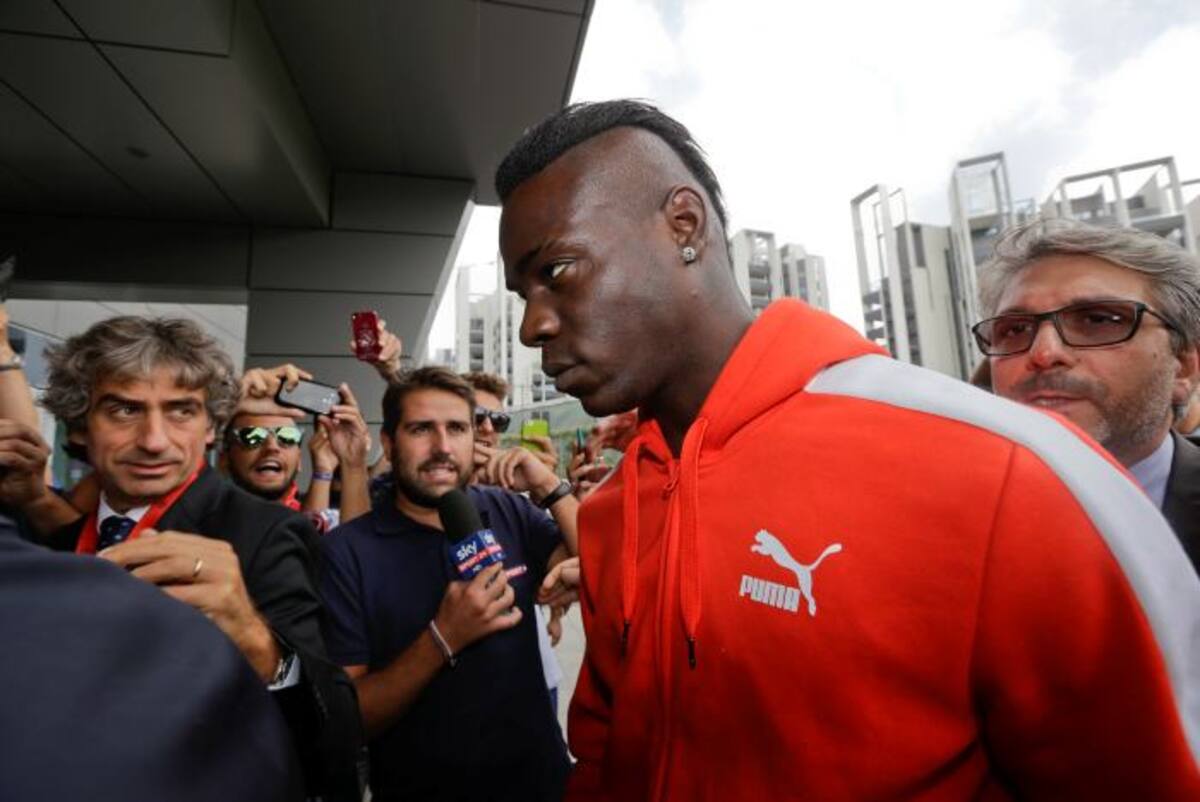 Balotelli durante su llegada a Milan. AP Luca Bruno