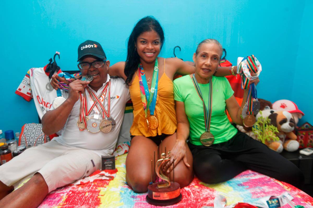Wílson Pájaro (padre), Geiny Pájaro y Antonia Guzmán (madre) recogen los frutos de tanto sacrificio y esfuerzo en el patinaje. //AROLDO MESTRE/EL UNIVERSAL