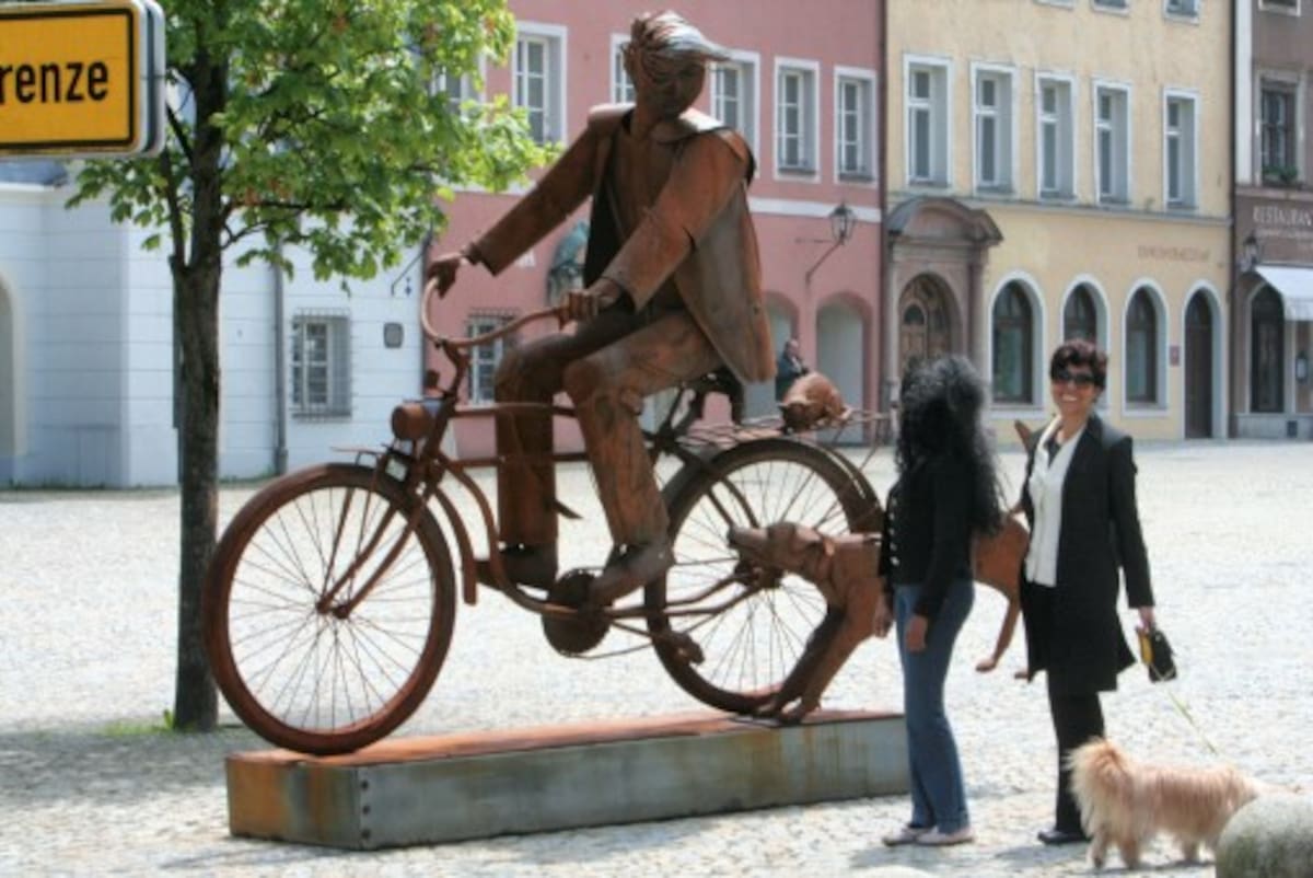 “El hombre en bicicleta”, una de las esculturas en acero realizadas por el escultor Edgardo Carmona. CORTESÍA