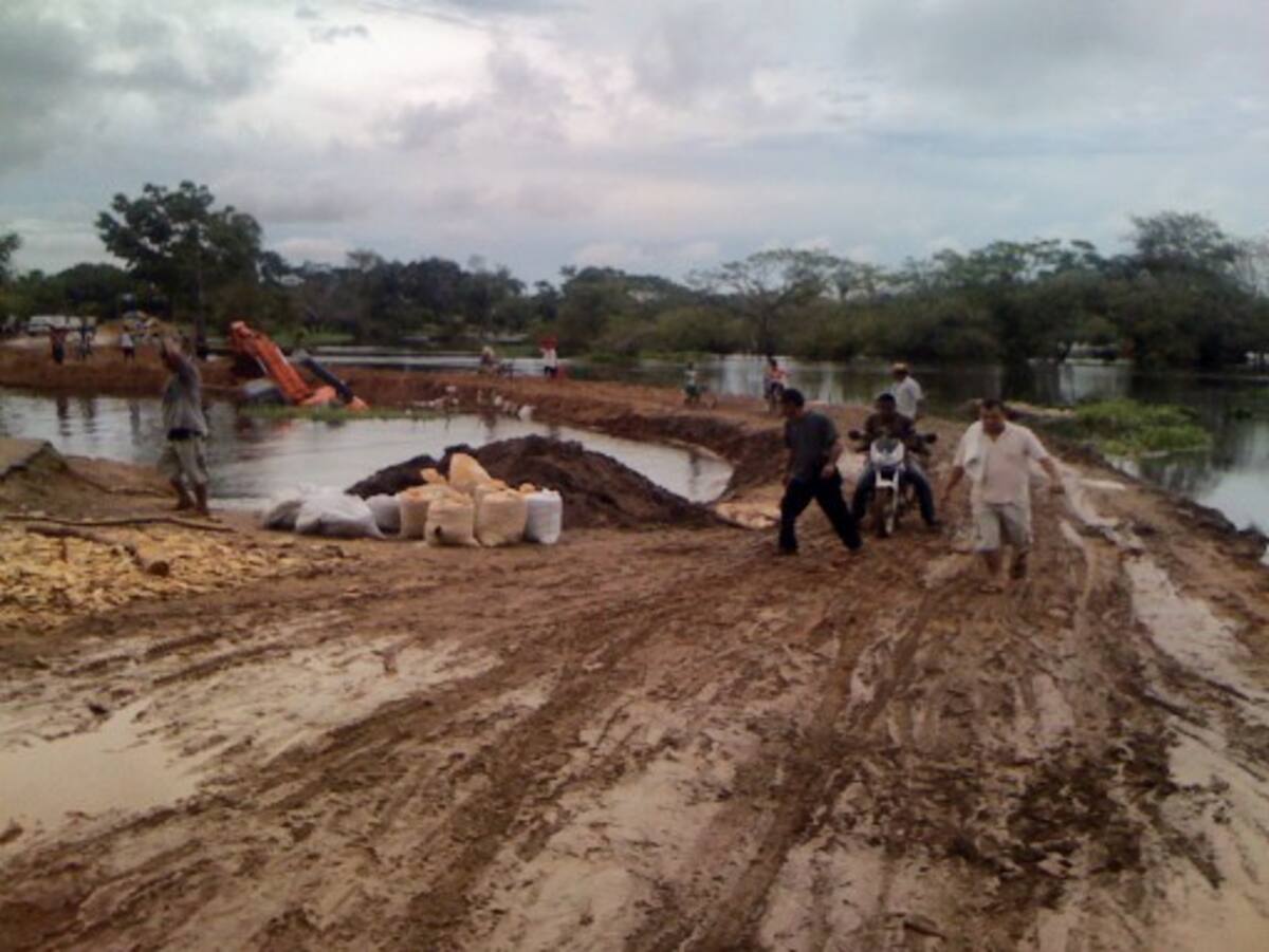 El paso hacia Mompox se perdería del todo debido a que el nivel de las aguas del río Magdalena está a sólo 100 centímetros de sobrepasar la altura de la oreja vial sobre Caño Grande. CORTESÍA