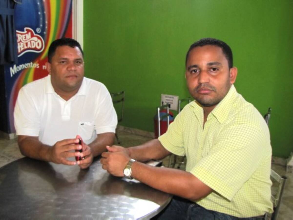 El concejal Leonardo Cabarcas y el profesor amenazado Geovani Cogollo Moreno. SAMUEL ÁLVAREZ - EL UNIVERSAL