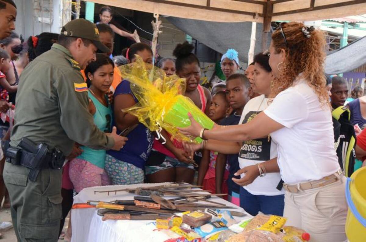 Los gestos de paz de los adultos fueron replicados por los niños habitantes de los barrios Playa Hermosa y Costa Azul.