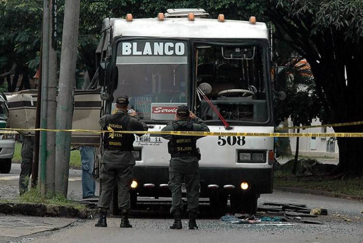 Bus con explosivos COLPRENSA