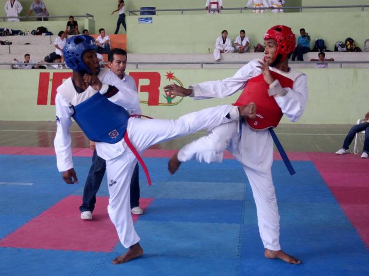 Néider Lozano (rojo) es uno de los mejores taekwondistas de Bolívar. ARCHIVO