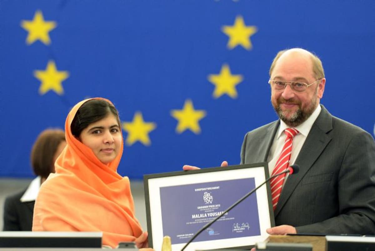 El presidente del Parlamento Europeo, Martin Schulz, hace entrega del premio a Malala Yousafzai. AFP PATRICK HERTZOG