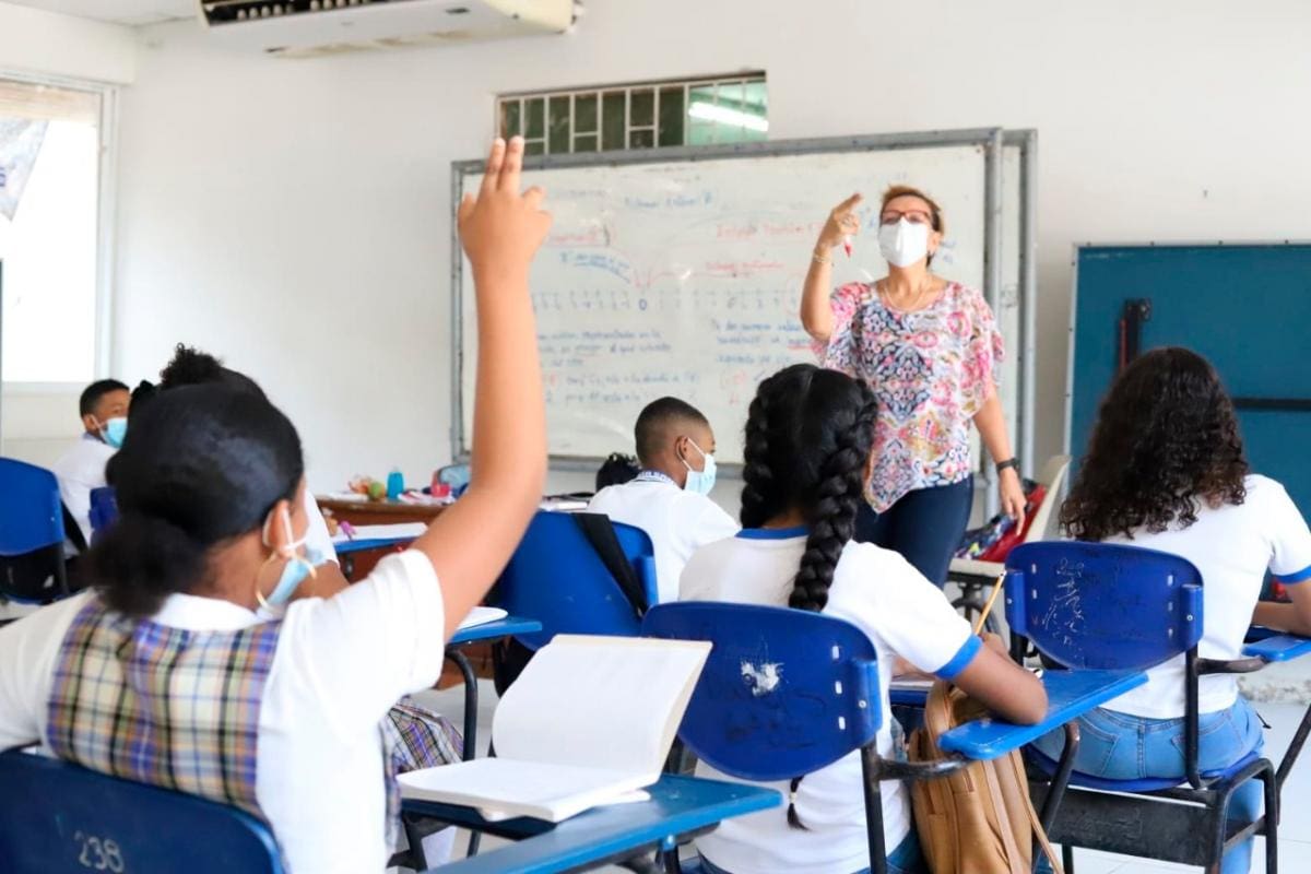 Entregan 177 becas para educación superior a estudiantes de Cartagena