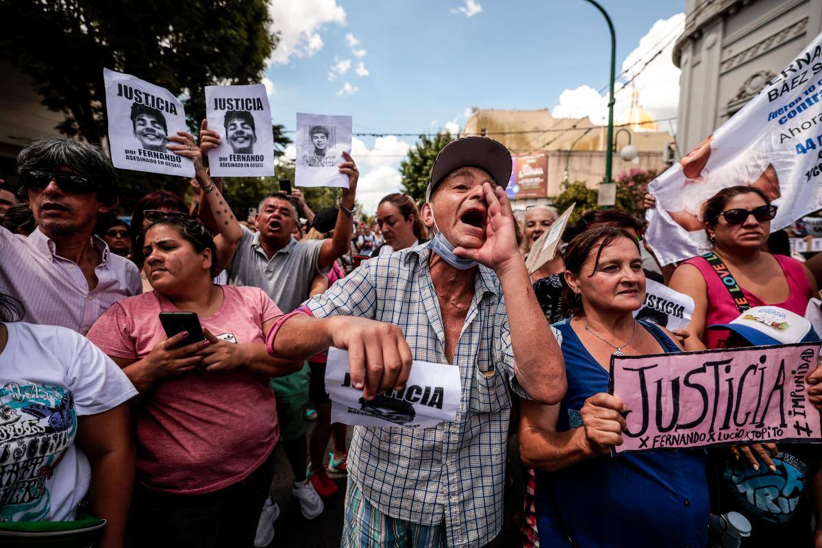 Familiares y amigos de Fernando Báez Sosa, asesinado en 2020 a la salida de una discoteca en Villa Gesell (380 kilómetros al sur de Buenos Aires), en enero de 2020.. //EFE