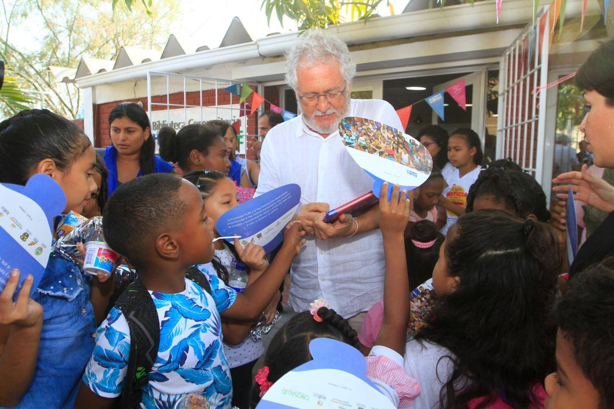 Héctor Abad conmueve a los niños de Nelson Mandela