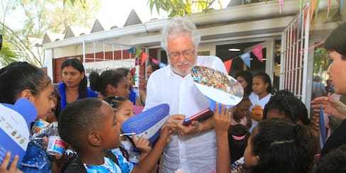 Héctor Abad conmueve a los niños de Nelson Mandela