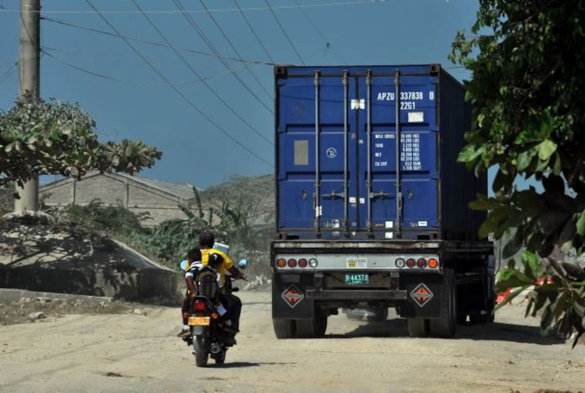 Motociclistas infractores movilizan niños pequeños en sus vehículos. CORTESÍA