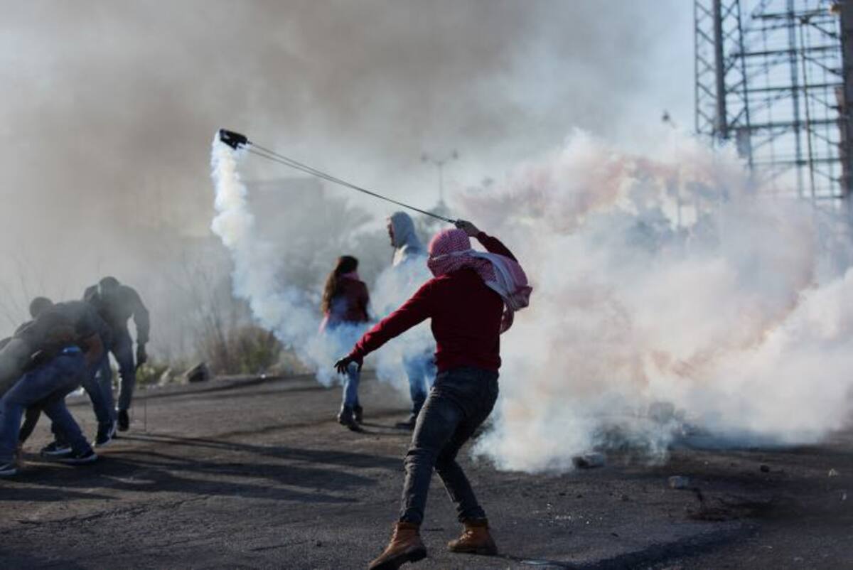 Tras las oraciones del mediodía del viernes grupos de jóvenes en Cisjordania y Gaza se dirigieron a los puestos de control militares israelíes y les lanzaron piedras y cócteles molotov. AP Nasser Shiyoukhi