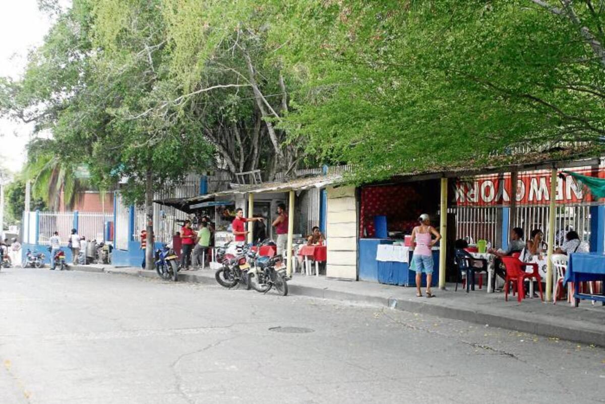 Por disposición del Ministerio de Salud ningún negocio puede ocupar áreas de acceso de equipos de emergencia y otro a hospitales. MANUEL SANTIAGO PÉREZ/EL UNIVERSAL/