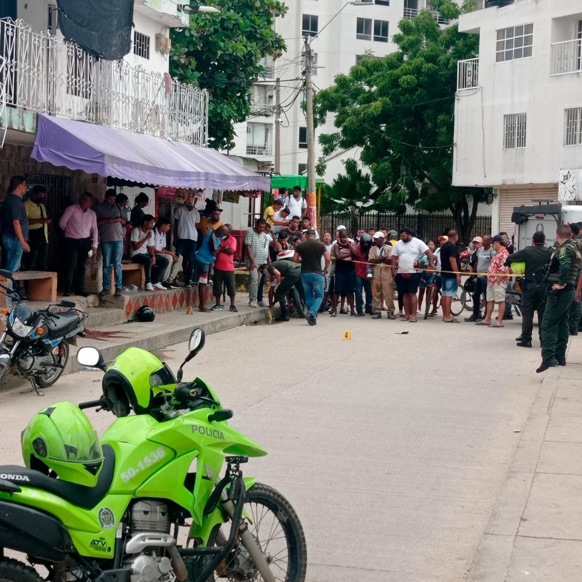 La víctima estaba en su moto cuando fue baleada por el sicario, que huyó en un vehículo similar.