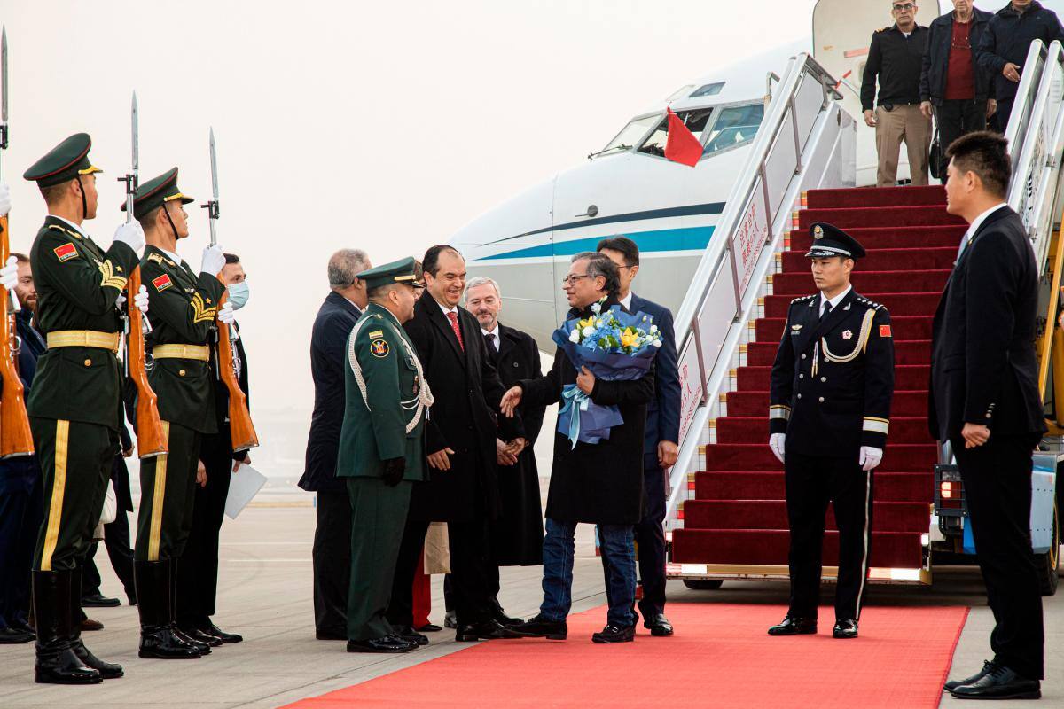 ¿Qué hay detrás de la visita de Gustavo Petro a China?